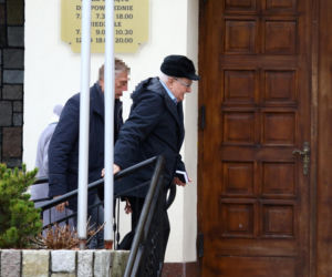 Lech Wałęsa zupełnie sam w pustym kościele. Pojechał się pomodlić tuż przed świętami