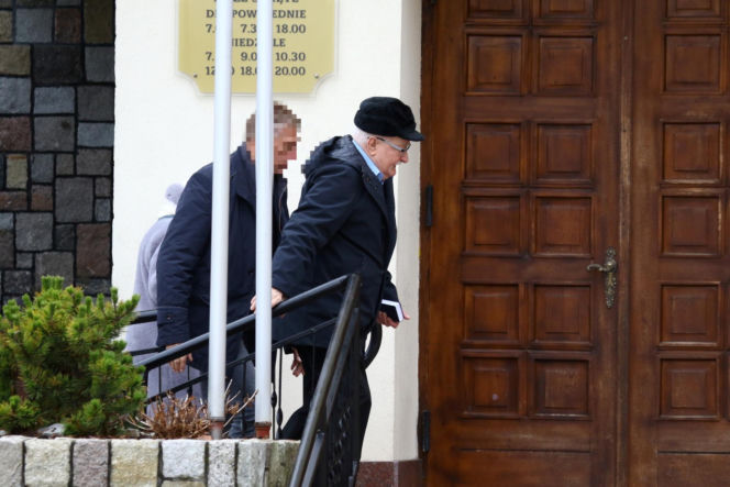 Lech Wałęsa zupełnie sam w pustym kościele. Pojechał się pomodlić tuż przed świętami