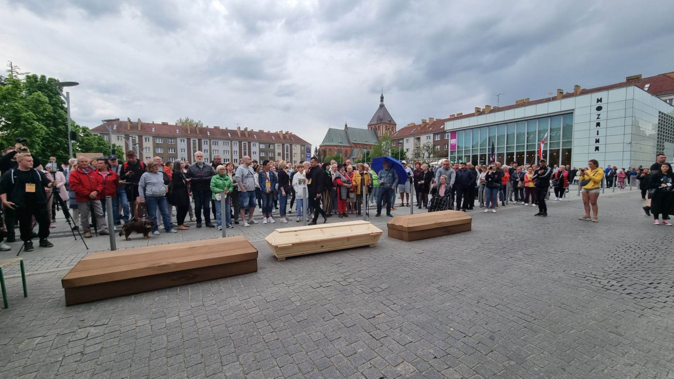 Trumny przed koszalińskim ratuszem. Mieszkańcy protestowali przeciwko zawieszeniu oddziału neurologii