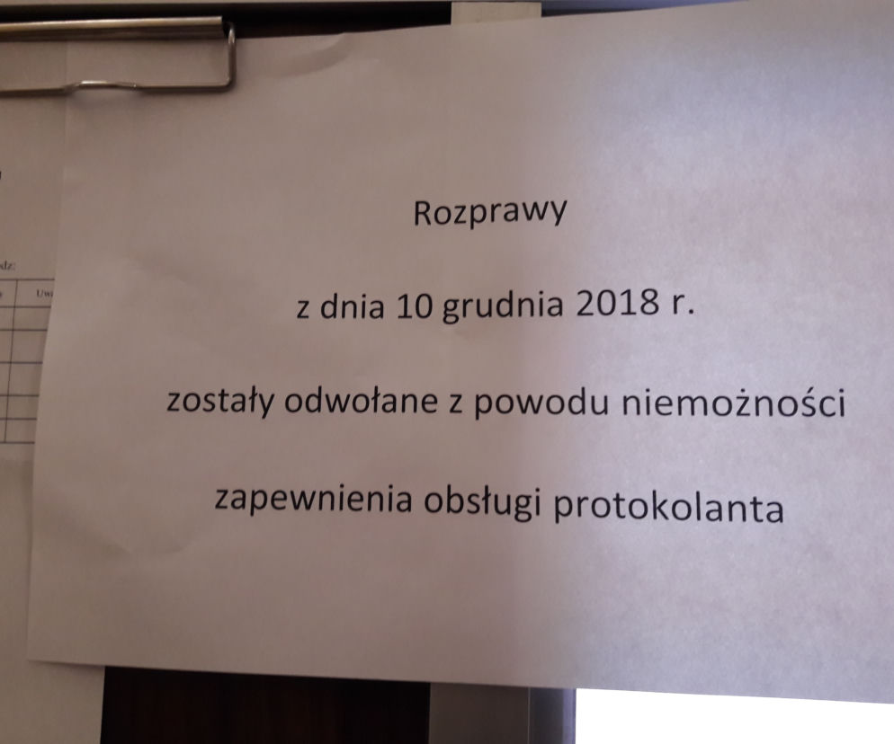 Zdjęcie informacji o odwołaniu spraw sądowych