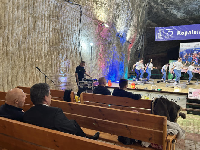 Trening fitness na stepie 600 metrów pod ziemią. Poznanianki zawalczyły o rekord Guinnessa