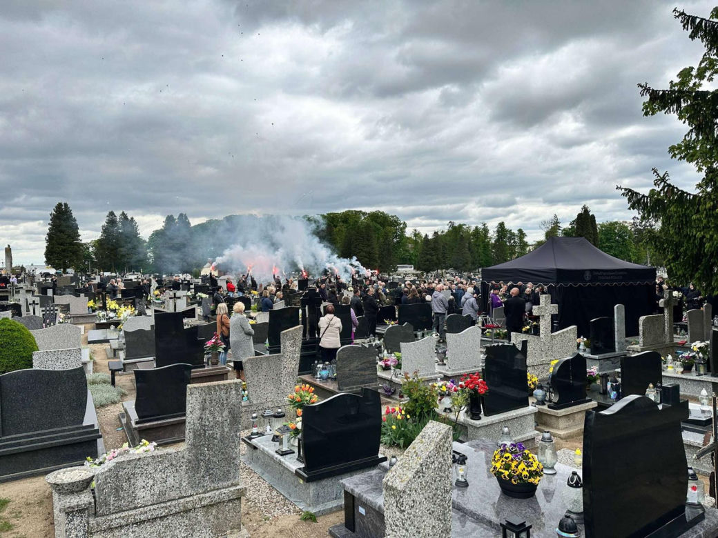 Morderstwo w Mławie. Grób 16-letniej Mai utonął w białych kwiatach