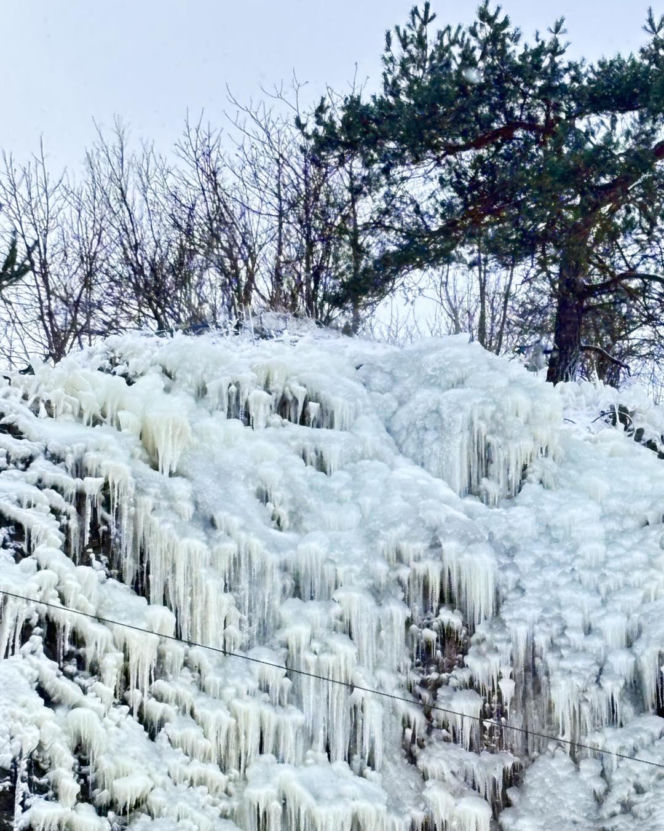 Kielce jak Himalaje? Niesamowity lodospad powstaje na Kadzielni. Zobacz zdjęcia