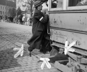 Żyd wskakujący do tramwaju