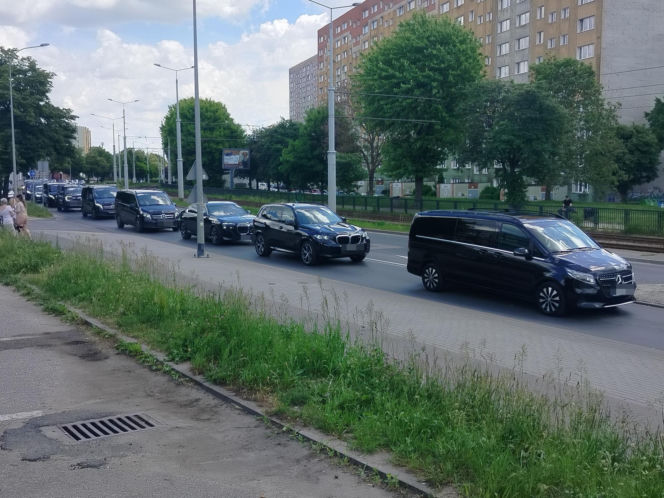 Nawrocki na procesji z rodziną