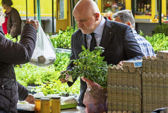 Paweł Kowal na bazarze
