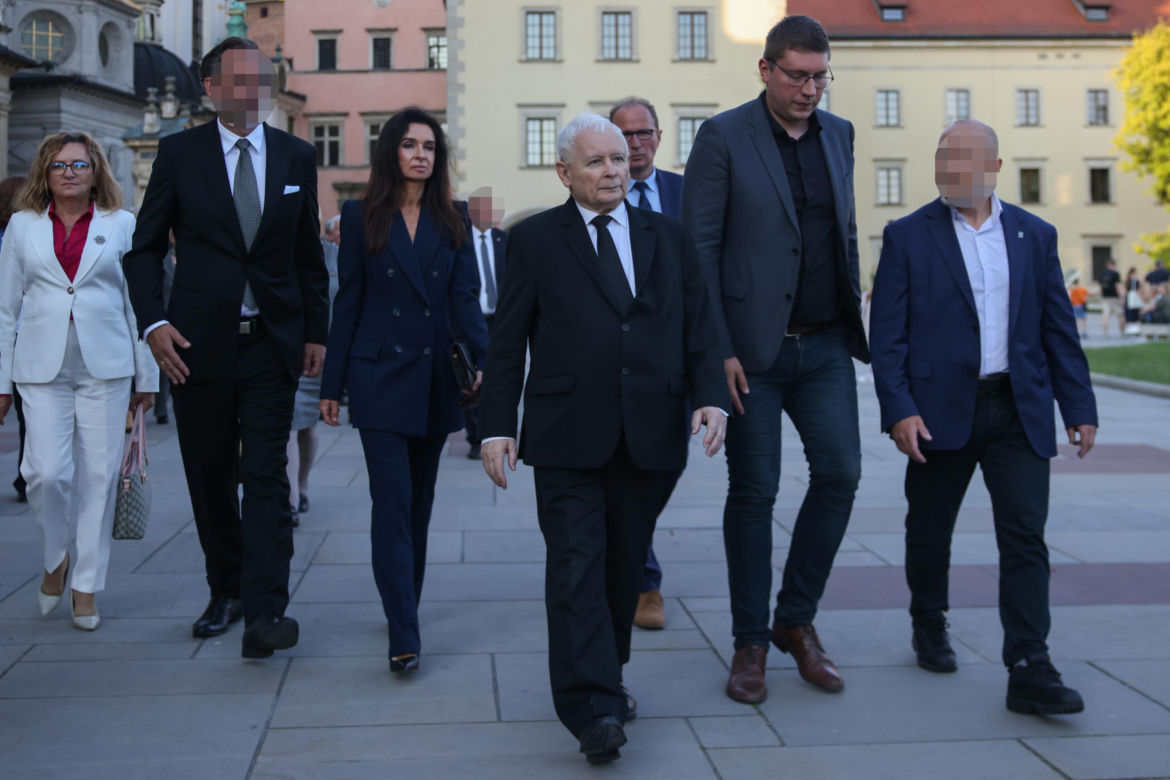 Jarosław Kaczyński odwiedził grób brata w dniu urodzin. Towarzyszyła mu rodzina [ZDJĘCIA]