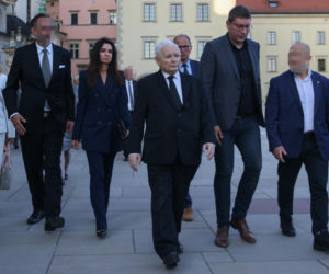 Jarosław Kaczyński odwiedził grób brata w dniu urodzin. Towarzyszyła mu rodzina [ZDJĘCIA]