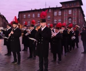 Barbórka w czasach zarazy, Górnicza orkiestra mimo pandemii obudziła mieszkańców Nikiszowca! [ZDJĘCIA]