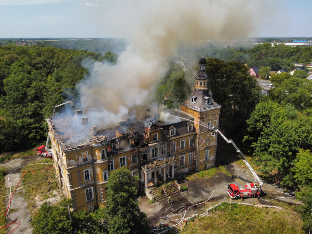 Dach pałacu cały w płomieniach 