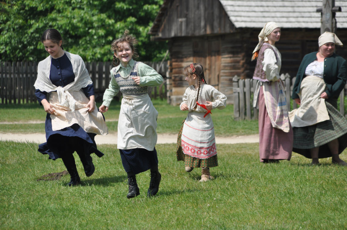 "Sami swoi. Początek". Filmowy kręcili sceny w Muzeum Wsi Kieleckiej w Tokarni