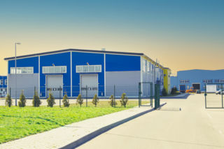 Systemy kontroli dostępu w ogrodzeniach przemysłowych: bramy, szlabany, identyfikacja użytkowników