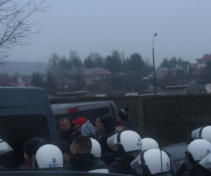 Skandal na meczu. Kibice Hutnika Kraków trzymani... w klatce niczym dzikie zwierzęta