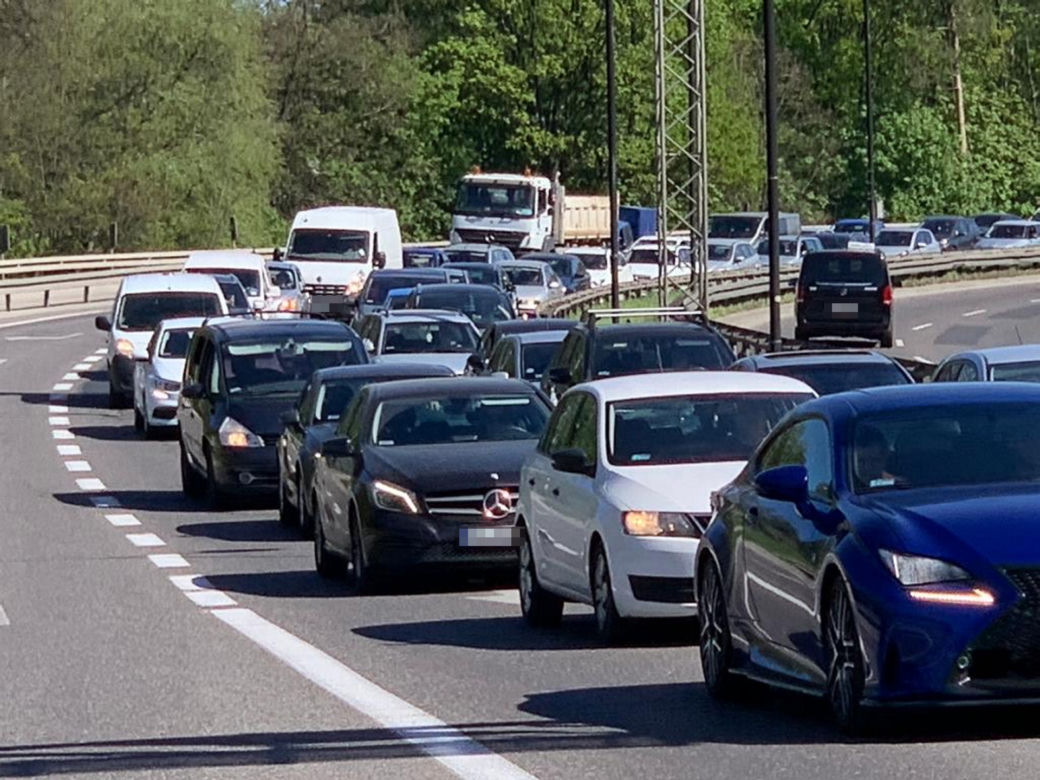 Dachowanie traficara w Warszawie. Ściął latarnię, która uderzyła w drugi pojazd