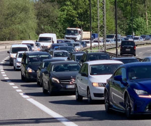 Dachowanie traficara w Warszawie. Ściął latarnię, która uderzyła w drugi pojazd