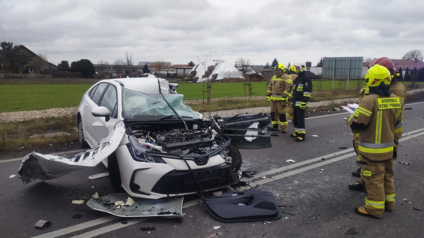 Tragiczny wypadek pod Lesznem. Przód osobówki został kompletnie zmiażdżony. Strażacy wycinali z wraku poszkodowaną