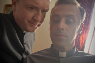 Ranczo 11 sezon. Ksiądz Robert (Bartek Kasprzykowski), ksiądz Maciej (Mateusz Rusin)
