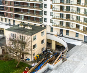 Dom otoczony blokiem przy ul. Bacha 35 w Warszawie