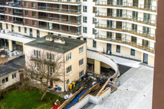 Dom otoczony blokiem przy ul. Bacha 35 w Warszawie