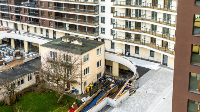 Dom otoczony blokiem przy ul. Bacha 35 w Warszawie