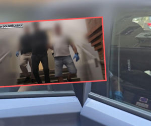 Zasnęła w taksówce. Gdy się obudziła, kierowca siedział obok niej