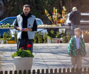 Rafał Maserak tańczący z palmami