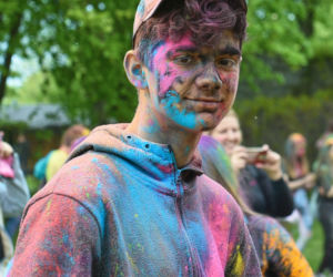 Lublin „wybuchł” kolorami. Holi Festival nad Zalewem Zemborzyckim