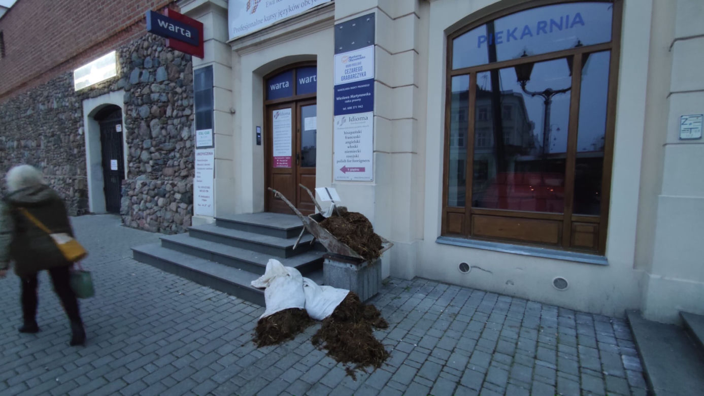 Gnojownik pod biurami poselskimi w Piotrkowie Trybunalskim. "Rolnicy dziękują za ostatnie głosowanie"