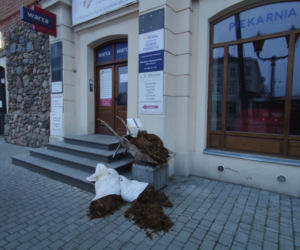 Gnojownik pod biurami poselskimi w Piotrkowie Trybunalskim. Rolnicy dziękują za ostatnie głosowanie