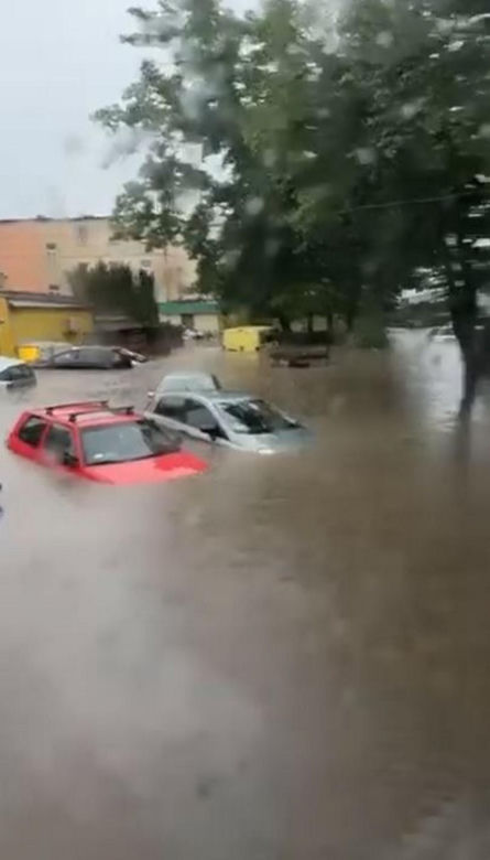 Powódź w Bielsku-Białej. Ulice zamienił się w rzeki. Zalane auta i posesje 