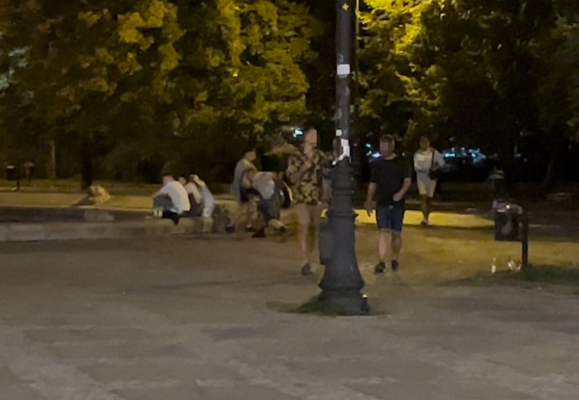 Biegał nago, groził śmiercią i zaatakował przechodniów. Dantejskie sceny pod Pałacem Kultury 
