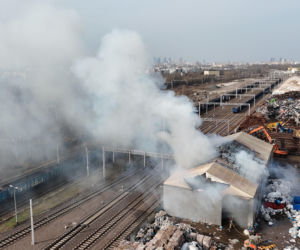 Groźny pożar na Targówku. Trwa akcja gaśnicza