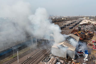 Groźny pożar na Targówku. Trwa akcja gaśnicza