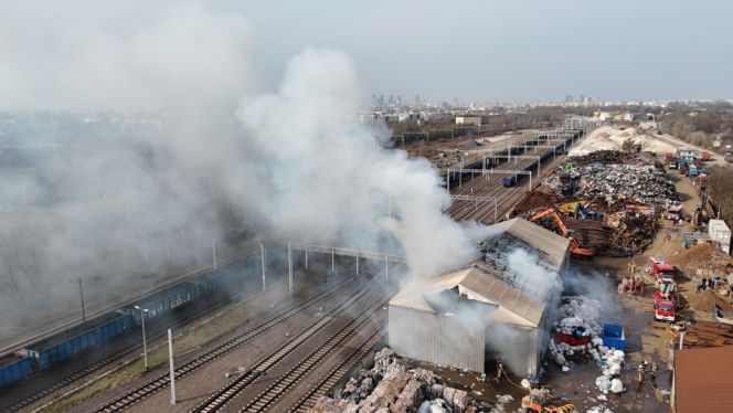 Groźny pożar na Targówku. Trwa akcja gaśnicza