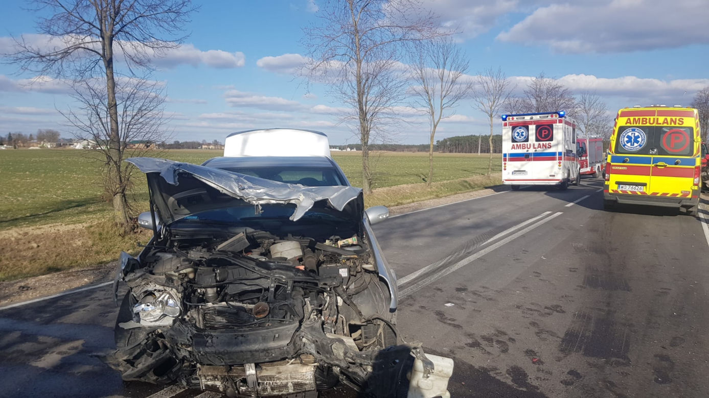 Apele policji nie pomagają. Pijany 45-latek doprowadził do potężnego zderzenia! Cztery osoby zabrały karetki [ZDJĘCIA]