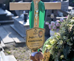 Morze kwiatów. Tak wygląda grób pilotki Jagody Gancarek tydzień po pogrzebie