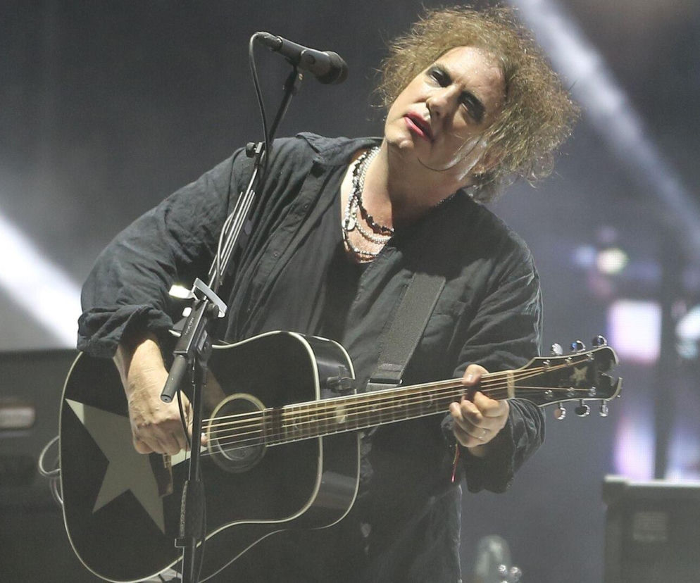 Robert Smith z The Cure gra na gitarze. O nagrodzie muzyka za walkę o prawa fanów przeczytasz na EskaRock.