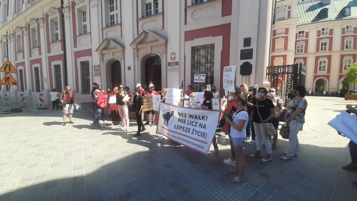PROTEST PRACOWNIC ŻŁOBKÓW PRZED URZĘDEM MIASTA W POZNANIU