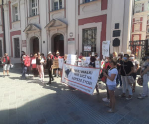 PROTEST PRACOWNIC ŻŁOBKÓW PRZED URZĘDEM MIASTA W POZNANIU