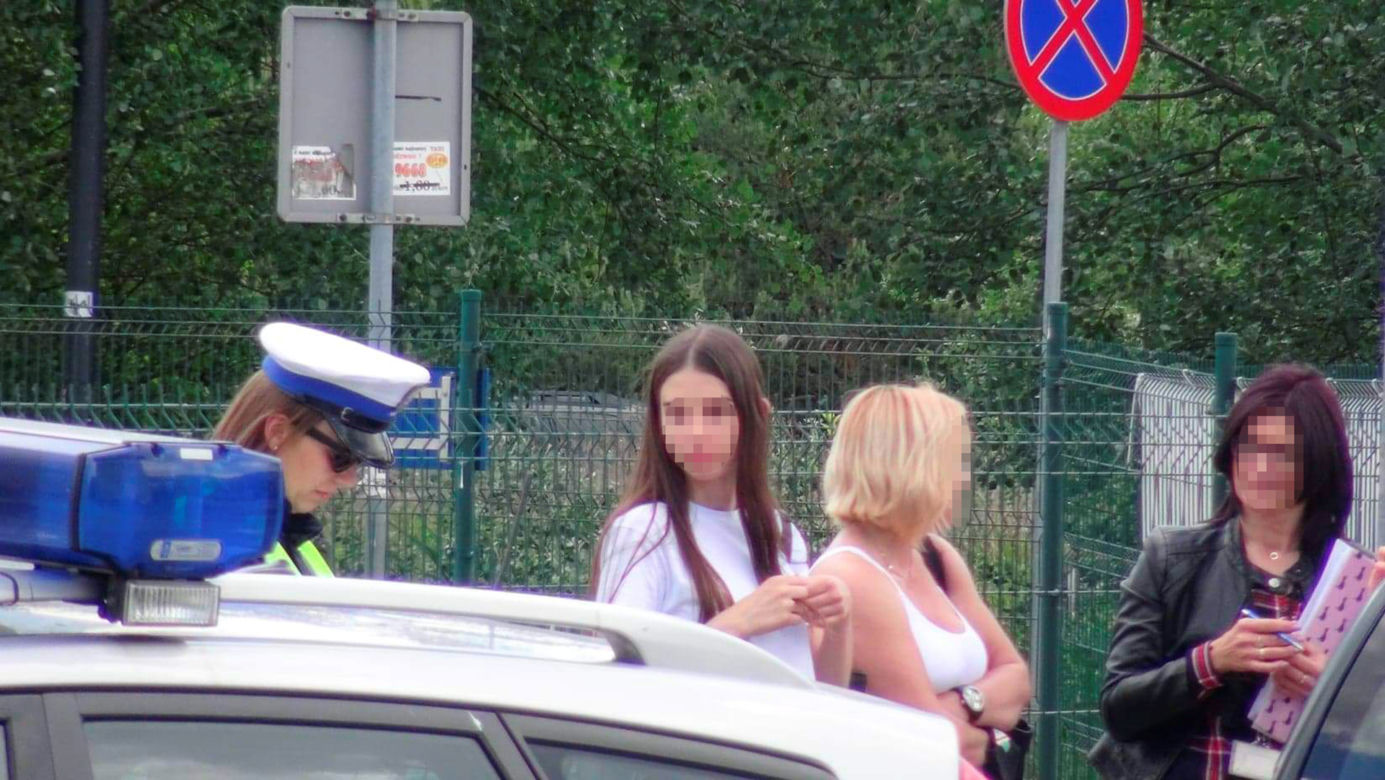 15-latka smartem ruszyła w miasto. Uderzyła w nissana na Białołęce