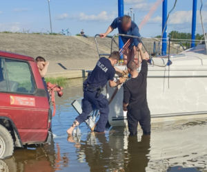 Akcja ratunkowa na Wiśle w Toruniu. Wodniacy ocalili załogę jachtu!