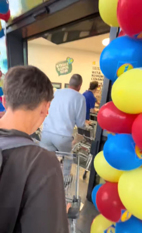 Szturm na nowego Lidla w Jasienicy. Tłumy mieszkańców od świtu czekały na otwarcie