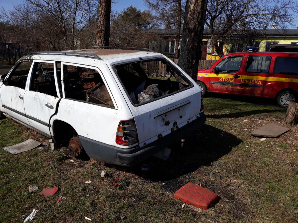Szpecą i zajmują miejsca parkingowe. Wraki na ulicach Starachowic