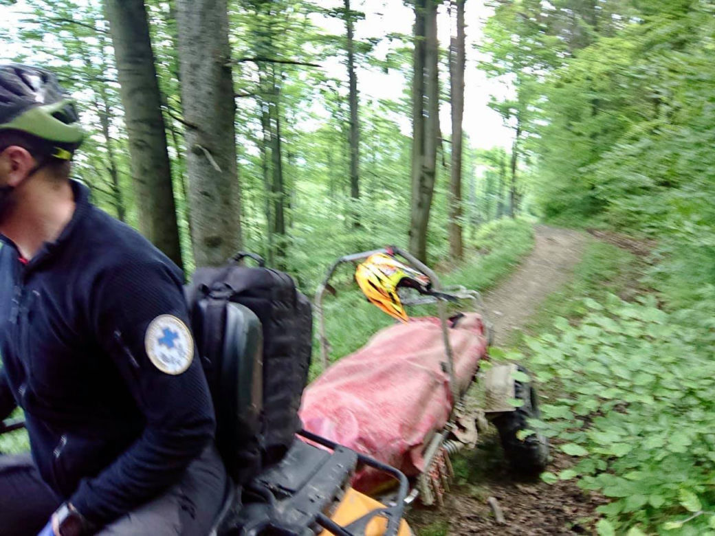 Fatalny wypadek na Górze Żar! Paralotniarz uderzył w tor saneczkowy. Trafił do szpitala z poważnym urazem kręgosłupa