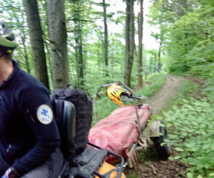 Fatalny wypadek na Górze Żar! Paralotniarz uderzył w tor saneczkowy. Trafił do szpitala z poważnym urazem kręgosłupa