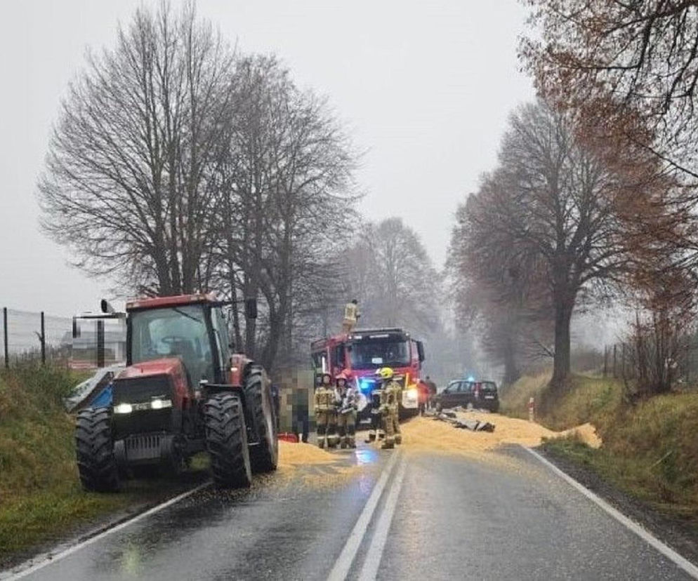 Ciągnik zgubił transport kukurydzy. Droga krajowa zablokowana na wiele godzin
