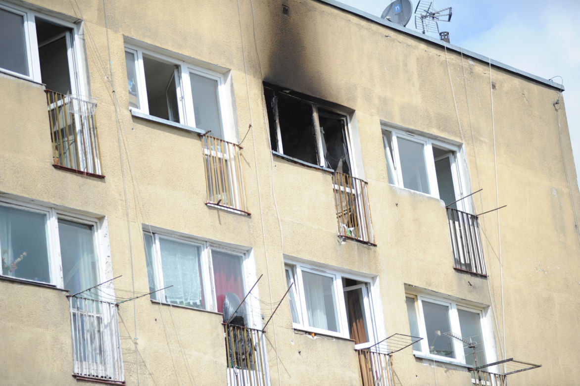 Koszalin: Dwie osoby zginęły w pożarze mieszkania. Ewakuowano prawie 50 osób 