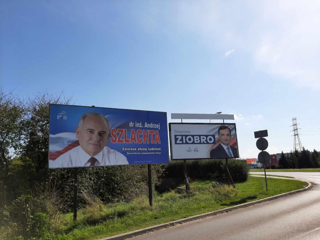 Rzeszowskie osiedla pozaklejane plakatami wyborczymi. Plakat na plakacie 