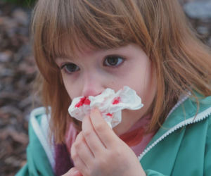 Krew z nosa u dziecka? Ten popularny błąd przy tamowaniu może być groźny