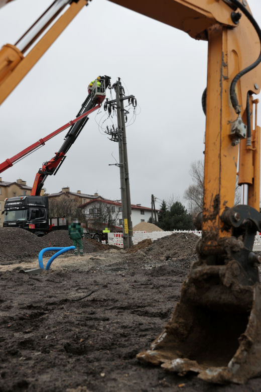 Budowa ronda wstrzymana przez słup energetyczny stojący na środku. Urzędniczy absurd na ul. Kadetów 